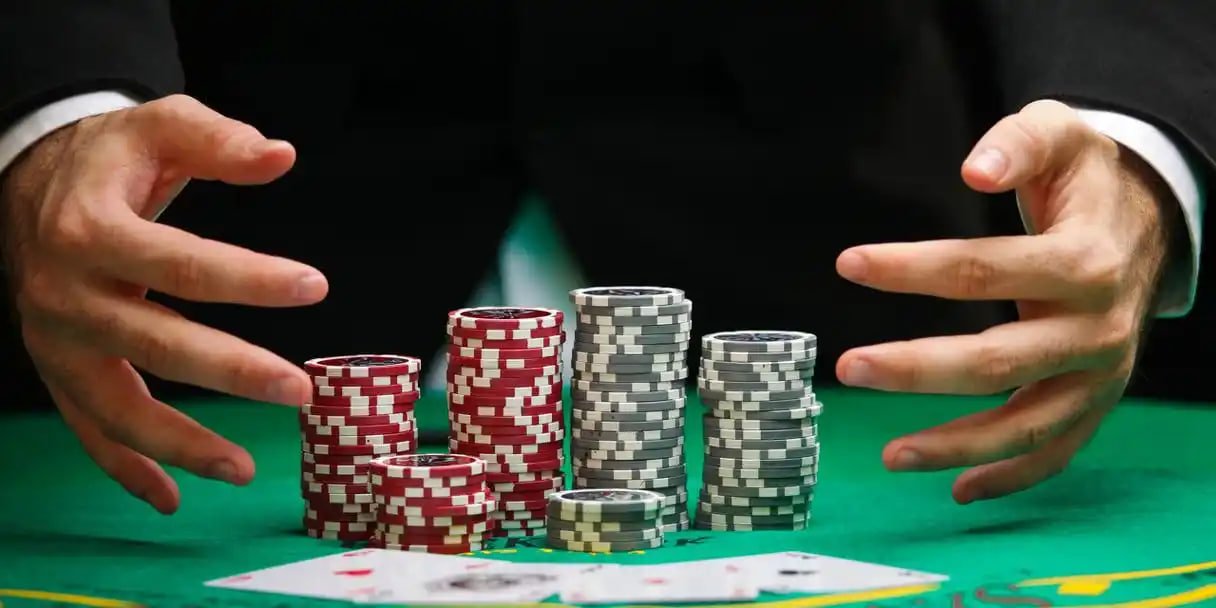Tampilan Live Casino ptslot dengan meja dealer langsung di layar ponsel